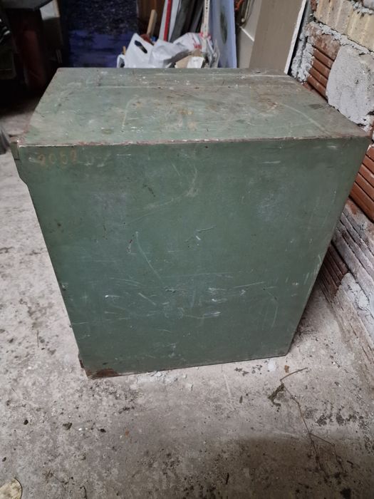 Стара метална каса