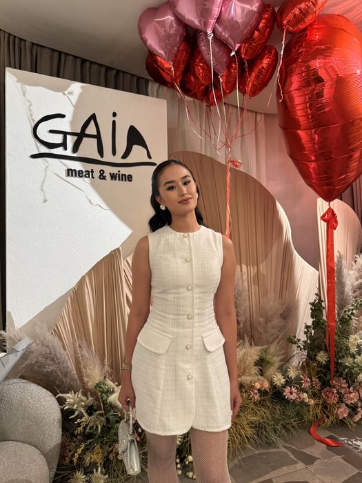 Белое твидовое платье