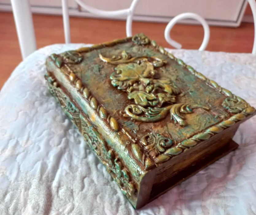 Ръчно декорирана дървена кутия във вид на старинна книга