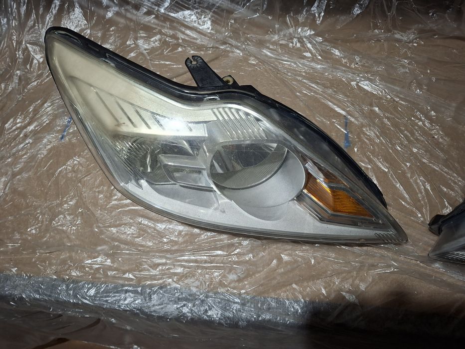 Faruri Ford Focus 2 Facelift  cu mici defecte