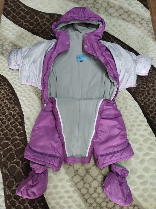 Продам зимний комбинезон на девочек.