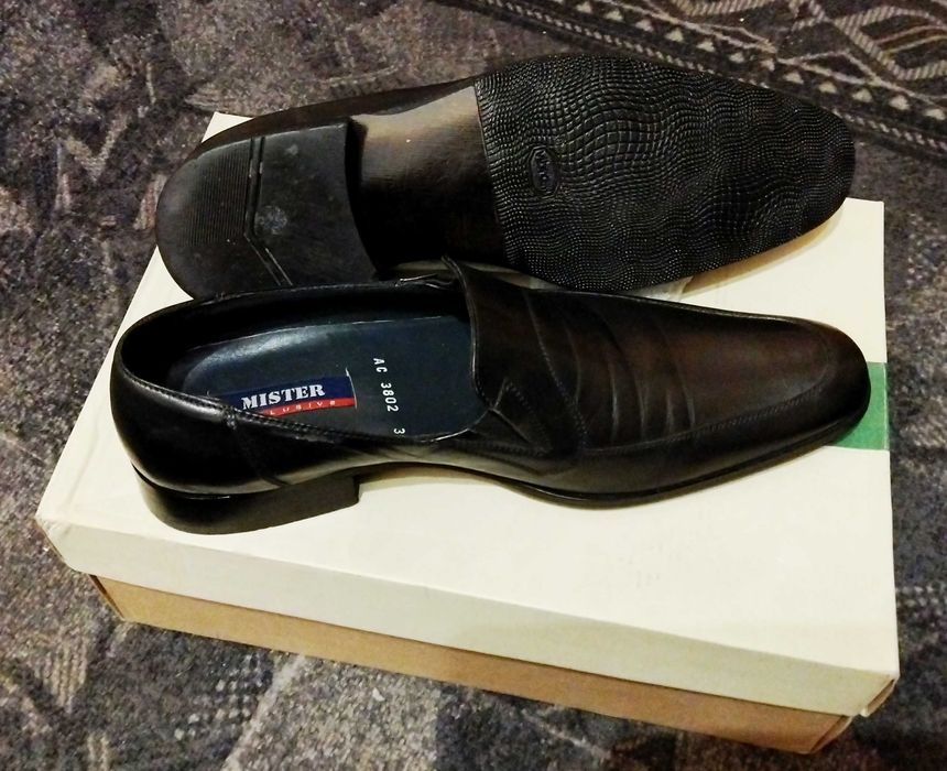 Черные мужские туфли