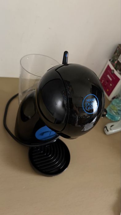 Aparat cafea Nescafe Dolce Gusto negru, compact