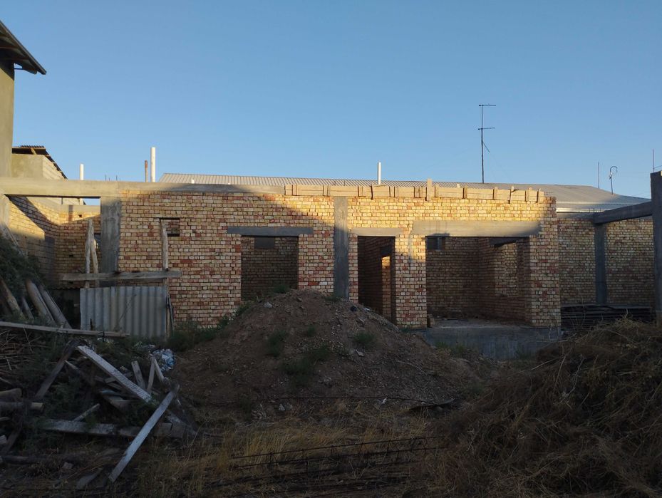 Yer, 6 sotix 2 xona uy bilan oxirigacha bitmagan