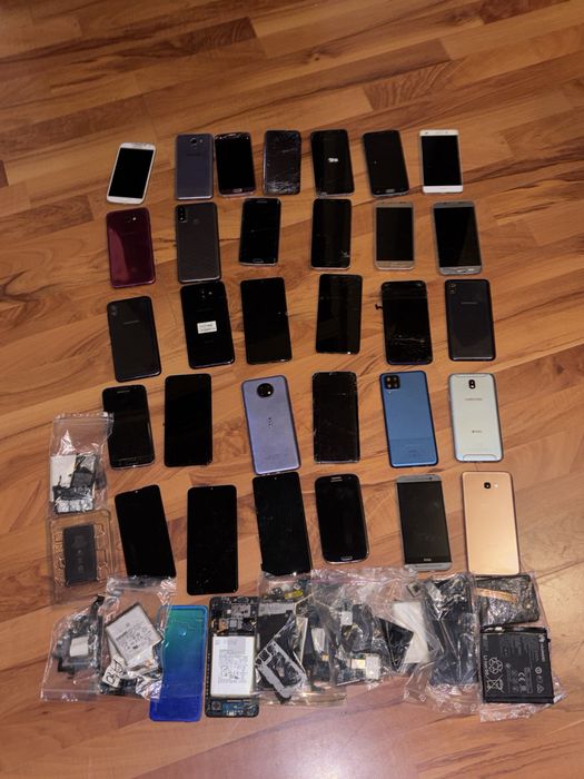 Lot telefoane si componente