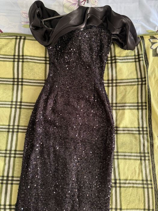 Вечернее платье с открытым плечом