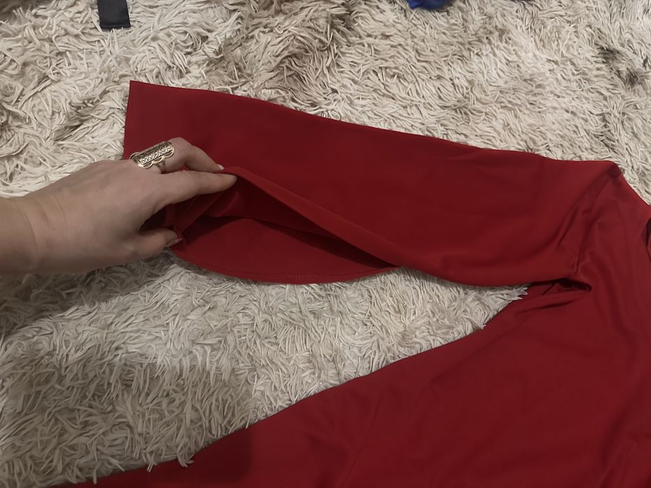 Ярко красное платье