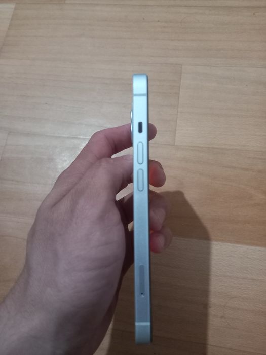 продам iPhone 13