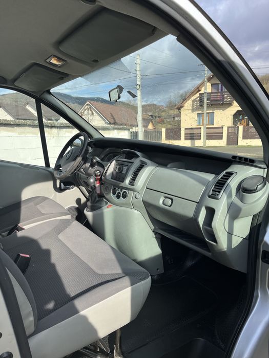 Vand Opel Vivaro 2.0 d model lung