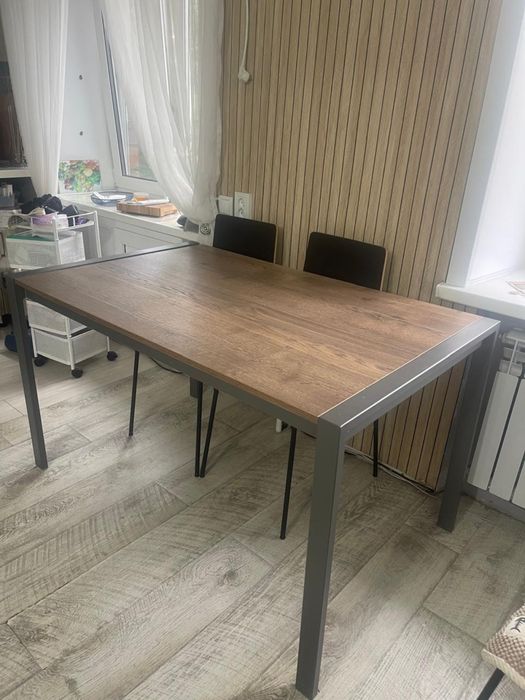 Продается стол и 4 стула из натурального дерева