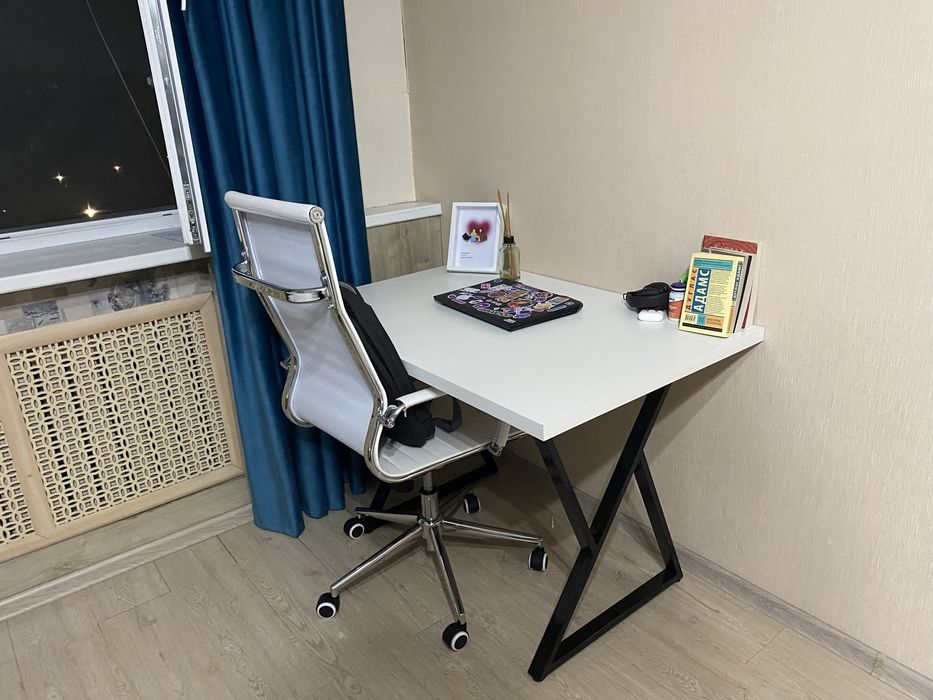 Стол для учебы , очень удобная продаю в связи с переездом