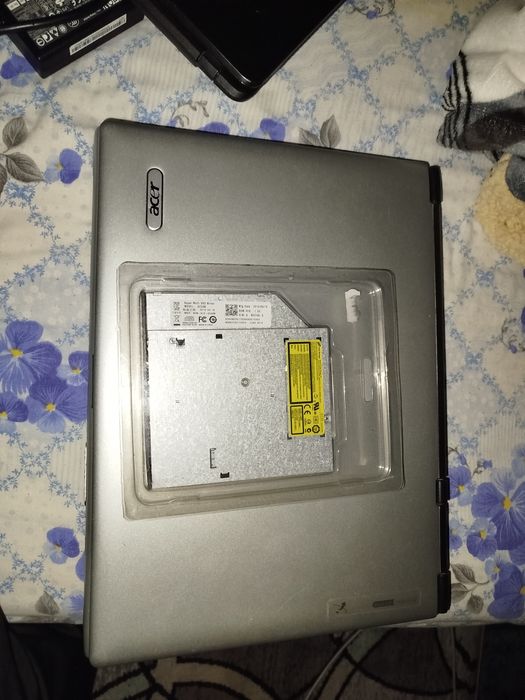 Vând 2 laptopuri Acer ține bateria 1 h 30 m 8 GB RAM