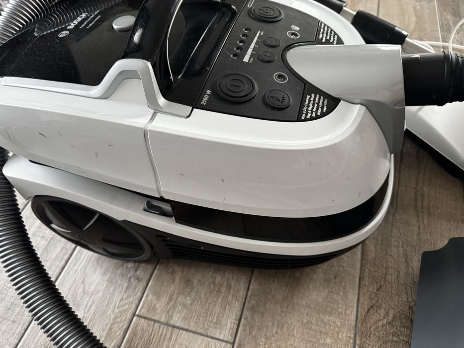 Aspirator cu spalare Bosch BWD421PRO 2100W filtru hepa perii turbo