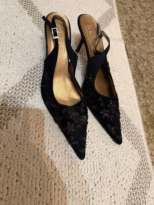 Черни велурени токчета