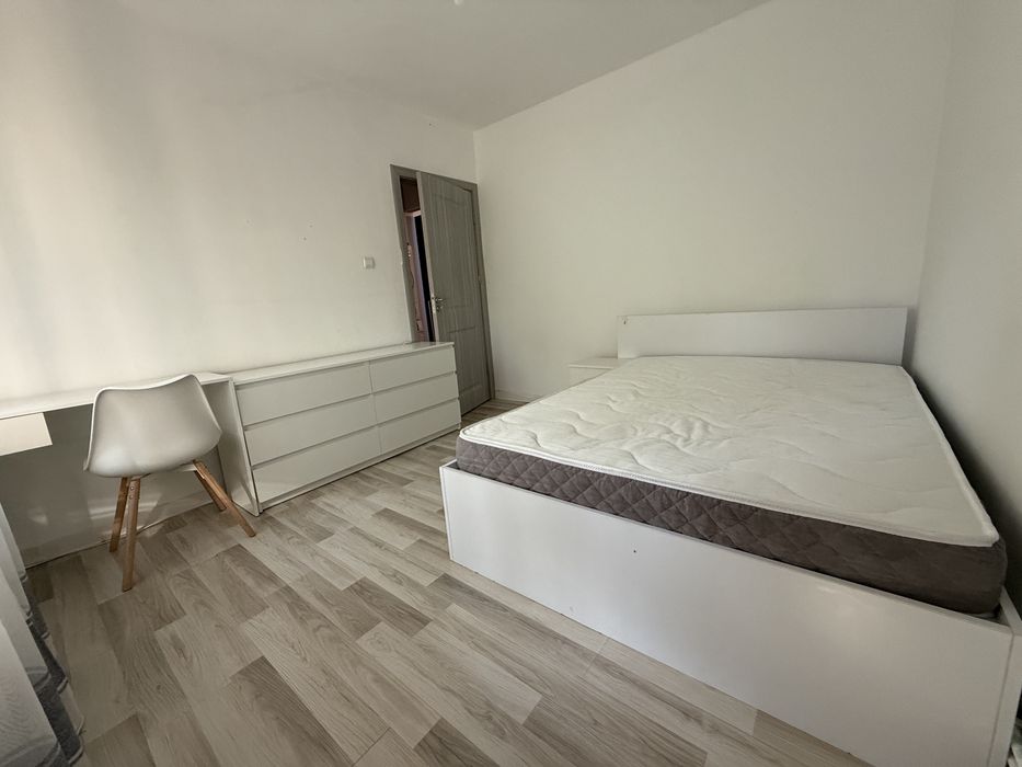De inchiriat apartament cu 3 camere !