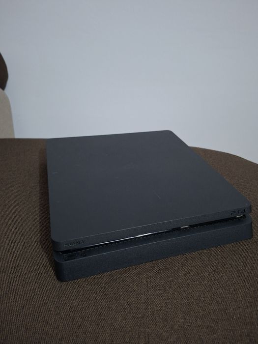 Ps4 cu maneta si 3 jocuri