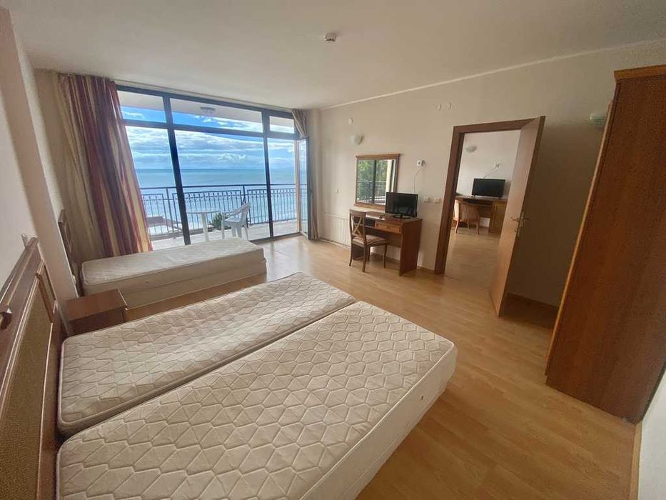 Просторен двустаен апартамент с морска панорама, Първа линия