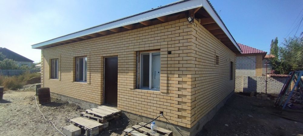 Кладка кирпича..