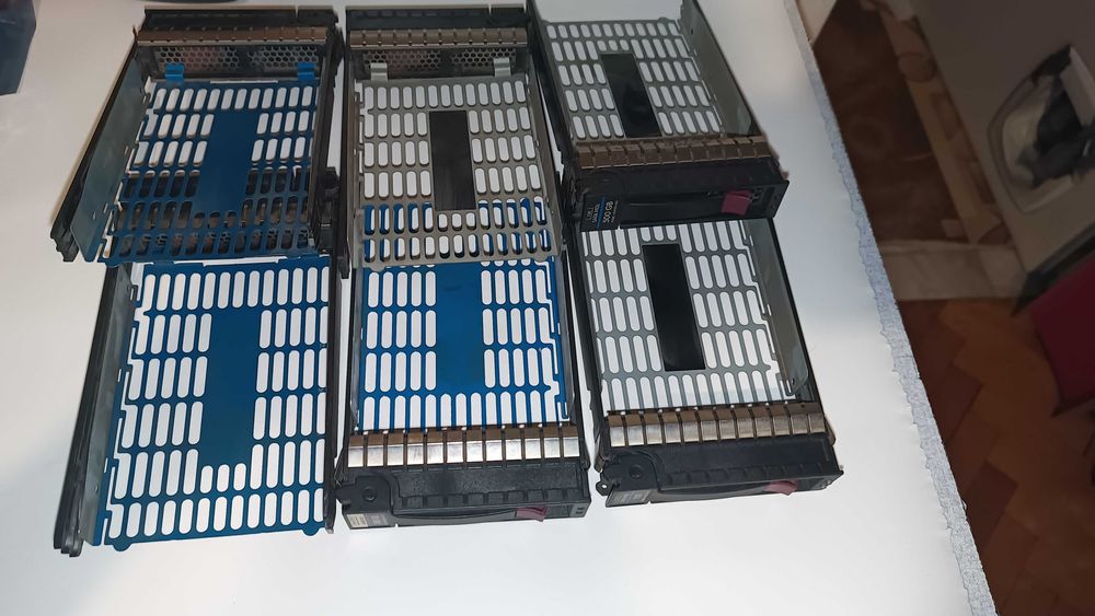 Продавам кадита за 3,5" SAS дискове за сървър HP G4 G5 G6 G7