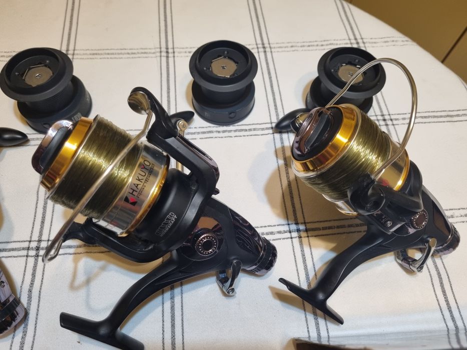Vand 4 mulinete Hakuyo XY 7000 cu baitrunner 10 rulmenti