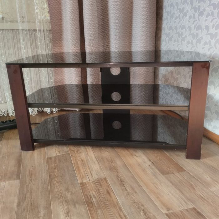 Стеклянная тумба под телевизор