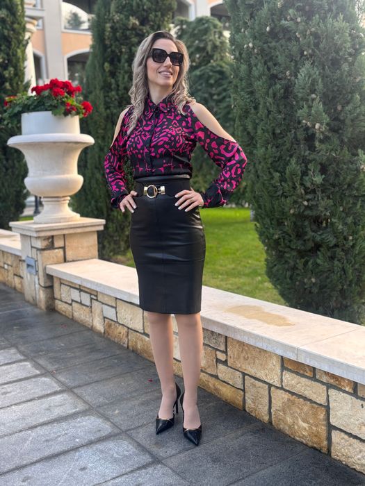 Дамска сатенена риза в черно-розов животисни принт с голи рамене