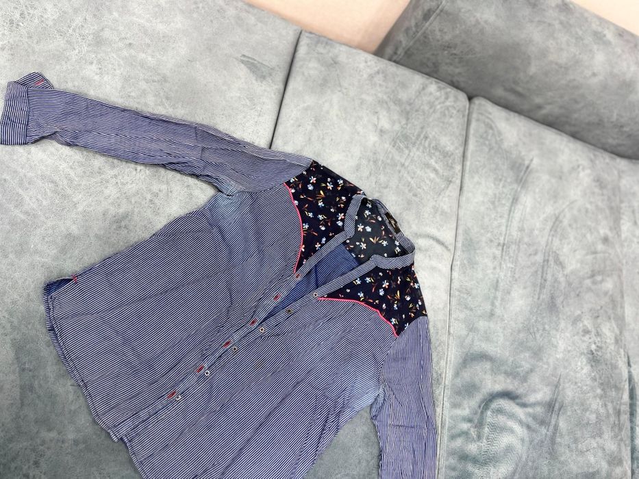 Синяя рубашка,с цветочками на плече