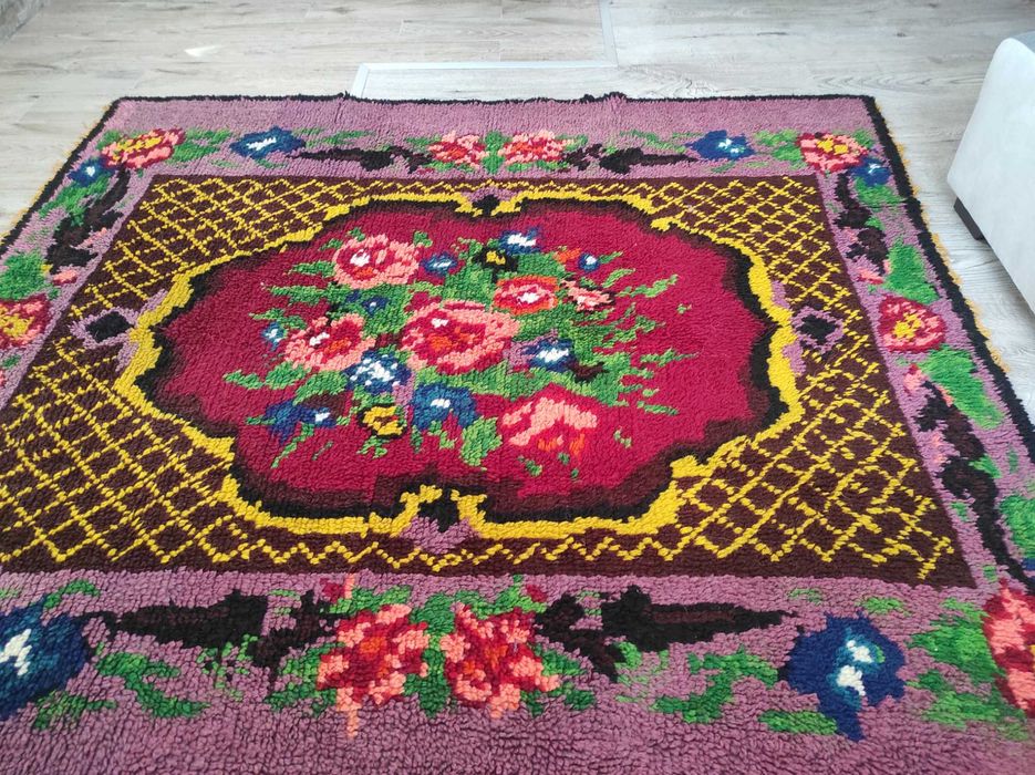 Автентичен ръчно тъкан вълнен килим 185x175 см – традиционни мотиви