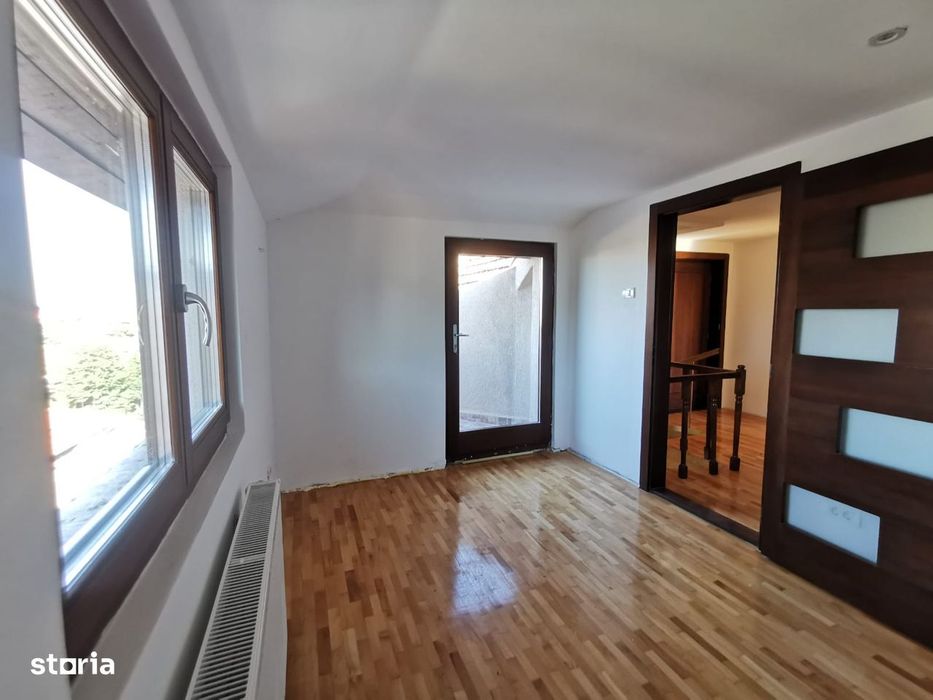 Apartament spatios 136 mp utili cu garaj ,terasă , balcon si boxa.