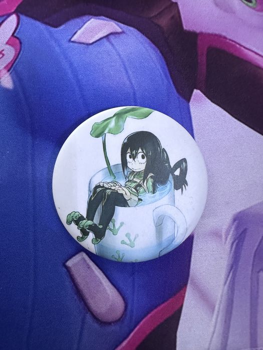 продаю аниме значки