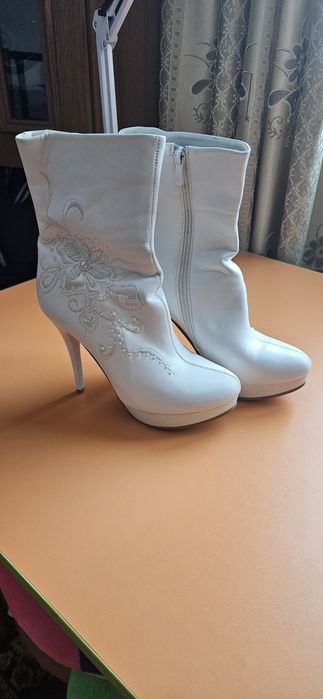 Белые сапожки демисезонные