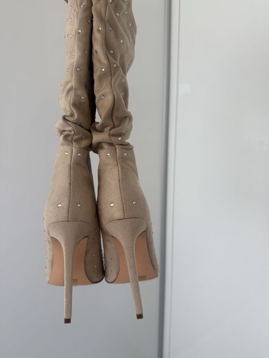 Велурени бежови боти с камъни