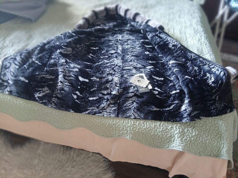 Vand scurta cu piele naturala, cu gluga, cu model imprimat si  blana naturala de chinchiĺa  in interior.