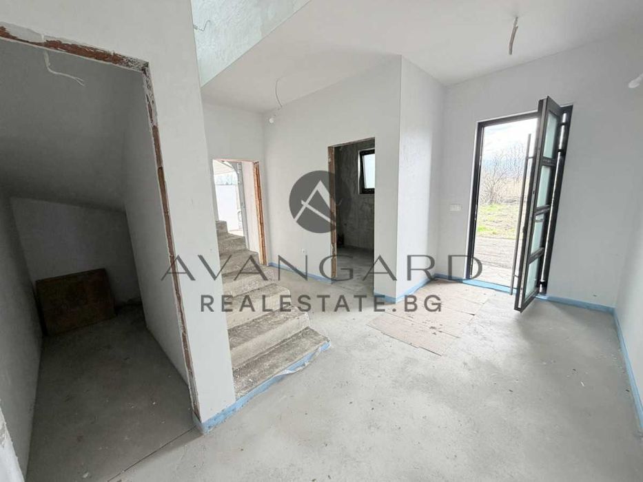 оф.25533 Двуетажна къща с двоен гараж/ Кючук Париж