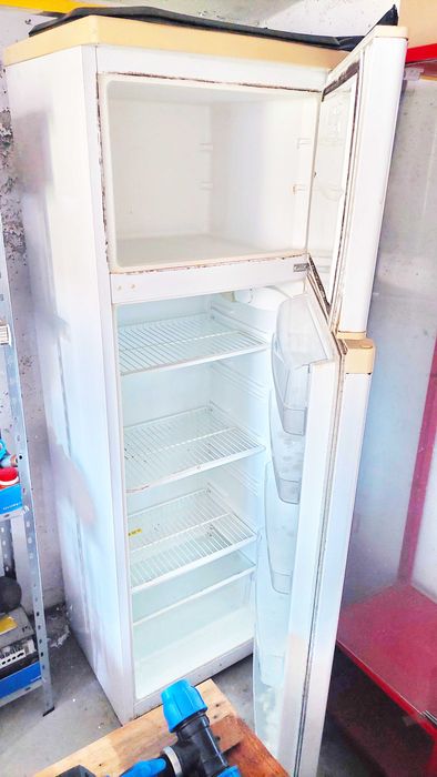Frigider mai vechi dar functionabil necesita curatare