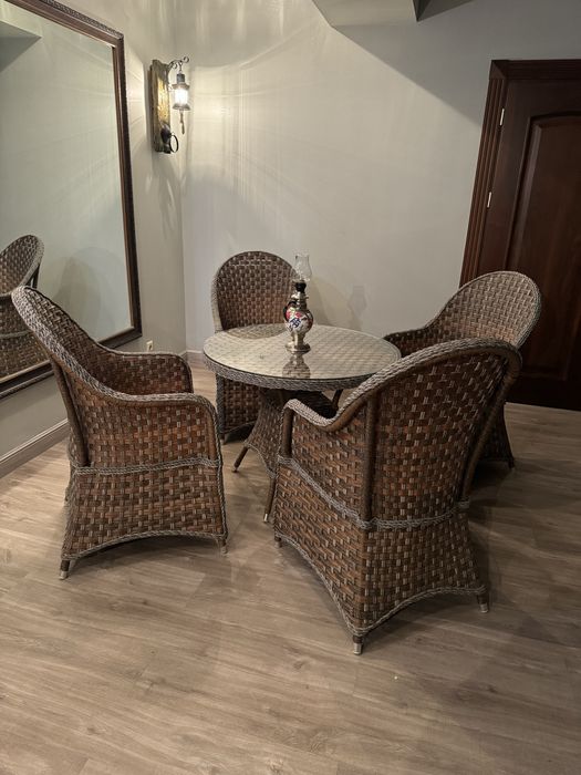 Продается ротанговый стол со стульями.