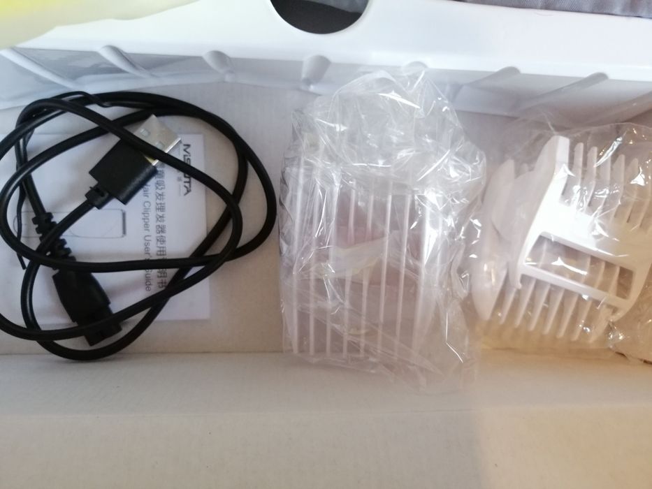 Вакуумна машинка за подстригване на бебе