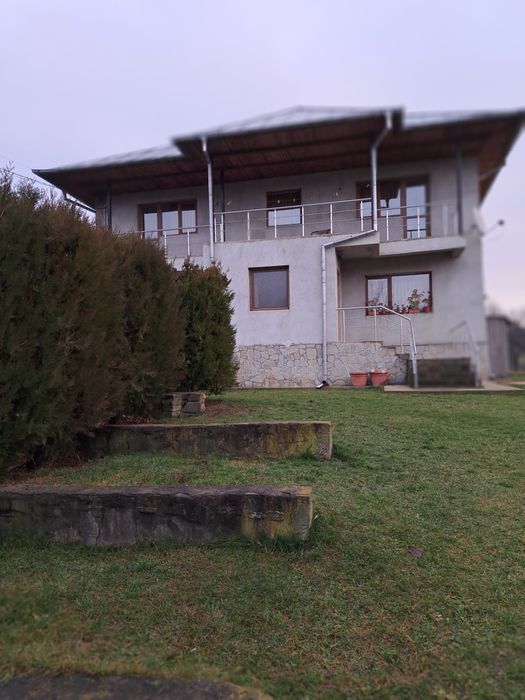 Casă spațioasă la vânzare – 4000 mp teren, 400 mp construiți.