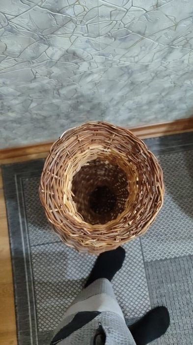 Плетеный кувшин интерьерный
