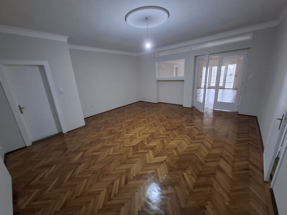 De inchiriat casă ultracentrală Arad la 50 m de Blv Revolutiei ,4 camere + demisol