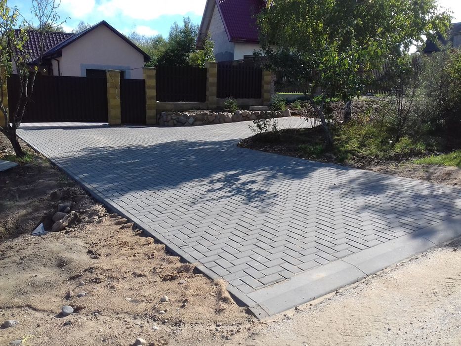 Стяжка, штукатурка, брусчатька.