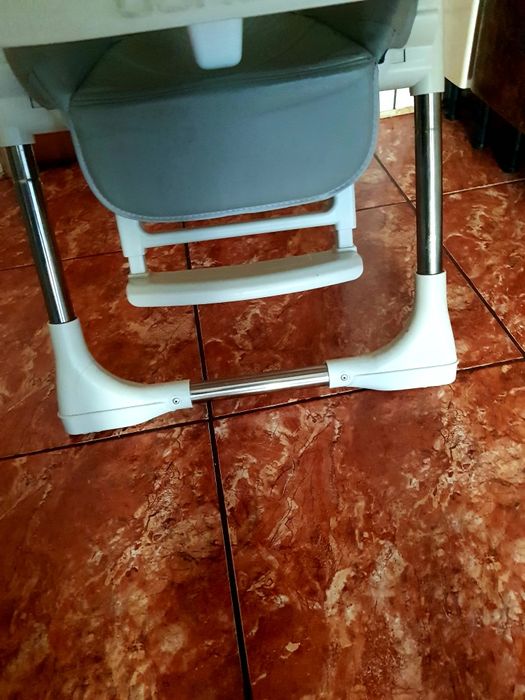 Scaun de masă pentru bebeluși