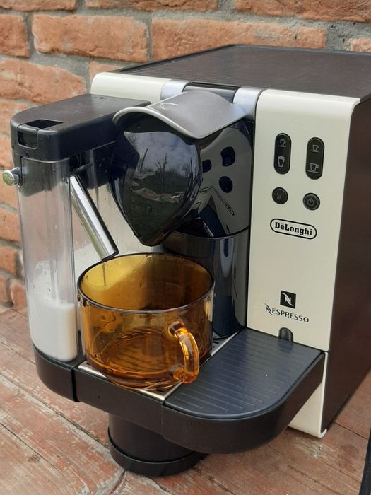 Espressor Nespresso cu capsule.