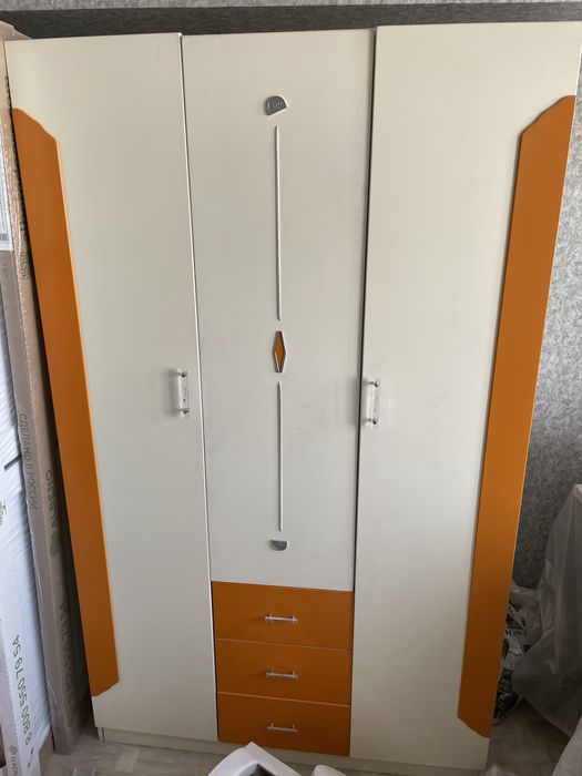 Продам распашной шкаф