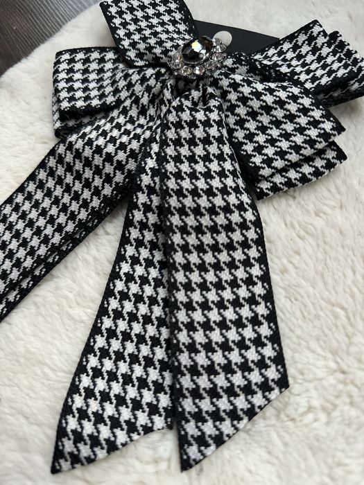 Панделка брошка в черно бял пепит с кристали Zara