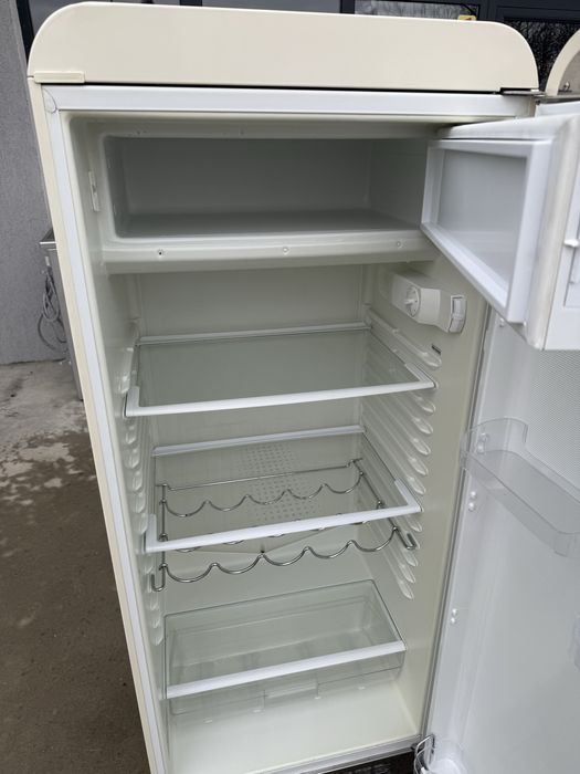 Бежов хладилник с камера SMEG