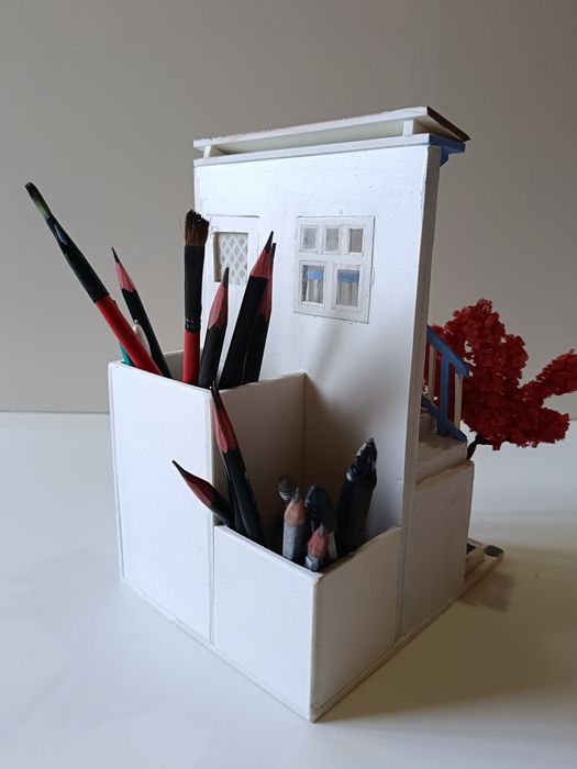 Uy ko'rinishidagi qalamdon.