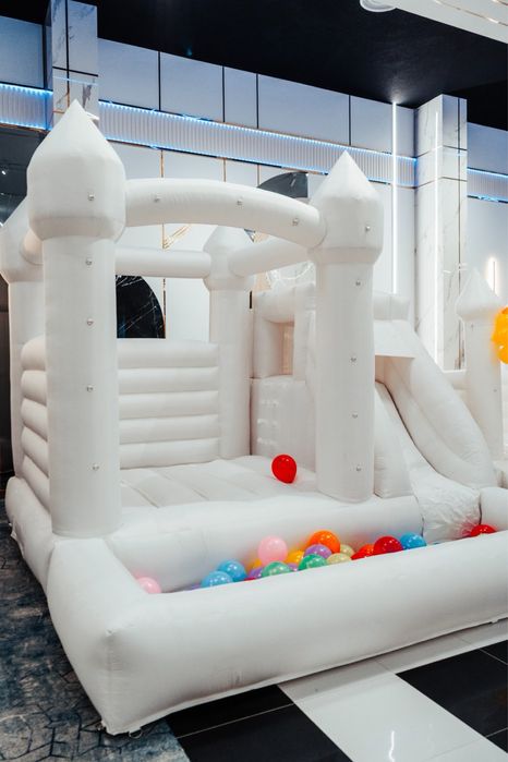 Inchiriem castel gonflabil