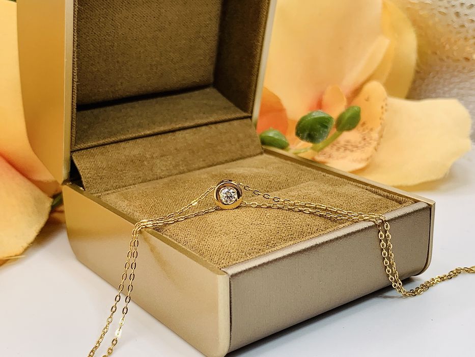 Лаконичный золотой браслет с блистательным бриллиантом