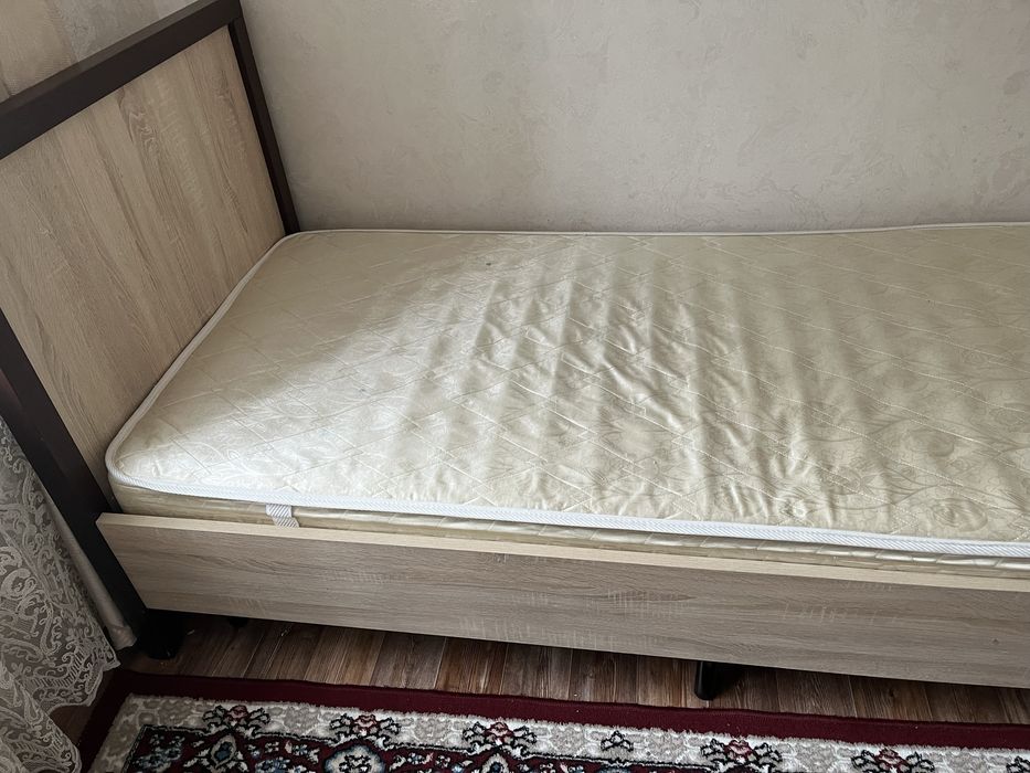 Продам кровать с матрасом